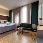 Quality Pond Hotel